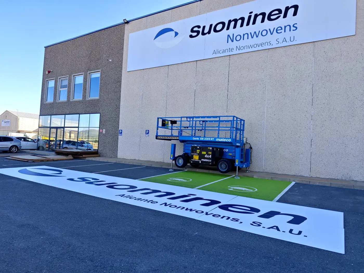 Montaje con plataforma elevadora del rótulo de Suominen Nonwovens