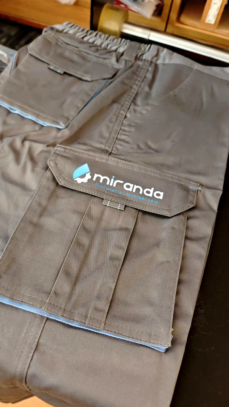 Pantalón de trabajo personalizado con el logotipo de Miranda Fontaneria i Multiserveis