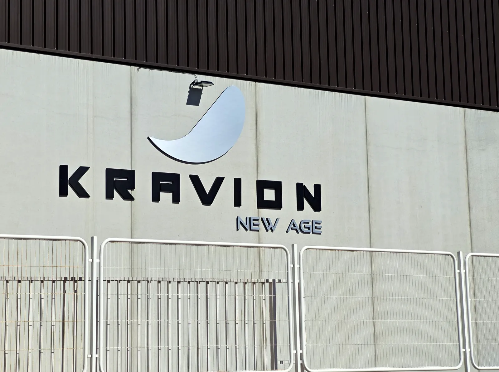 Logotipo y letras corpóreas de Kravion New Age en fachada industrial