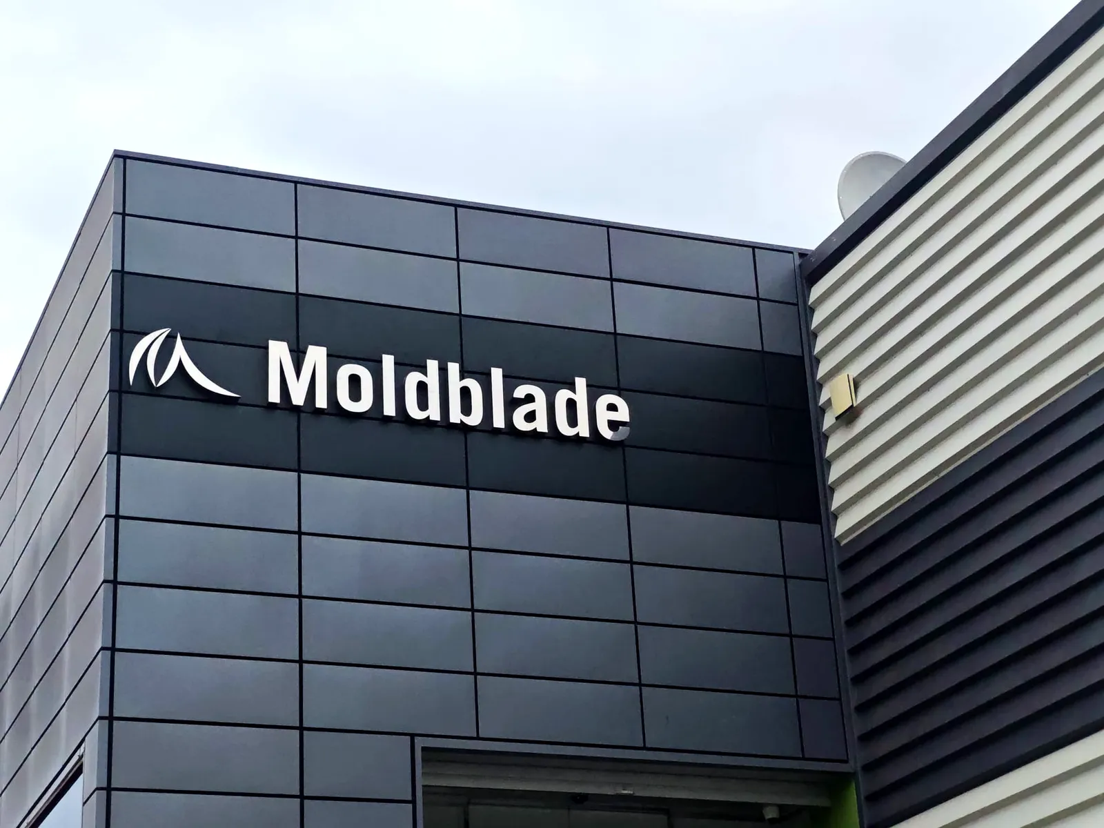 Letras corpóreas de Moldblade en la fachada de su nave