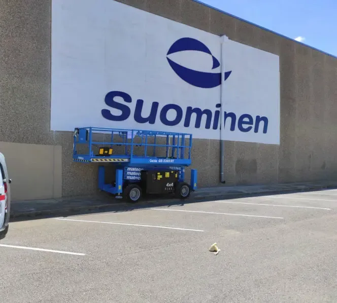 Rótulo de gran tamaño en la fachada de Suominen Nonwovens, con la plataforma de colocación