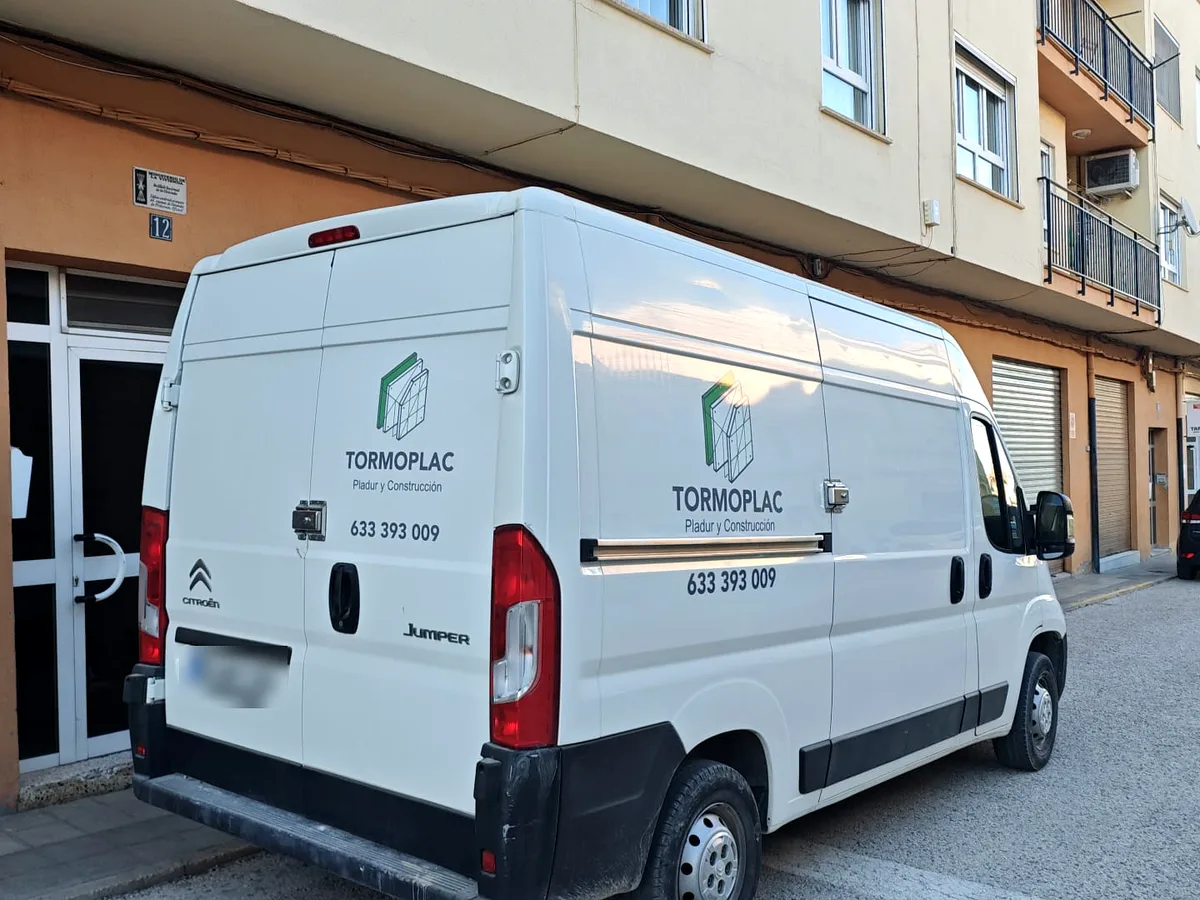 Furgoneta de Tormoplac rotulada en el lateral y las puertas traseras