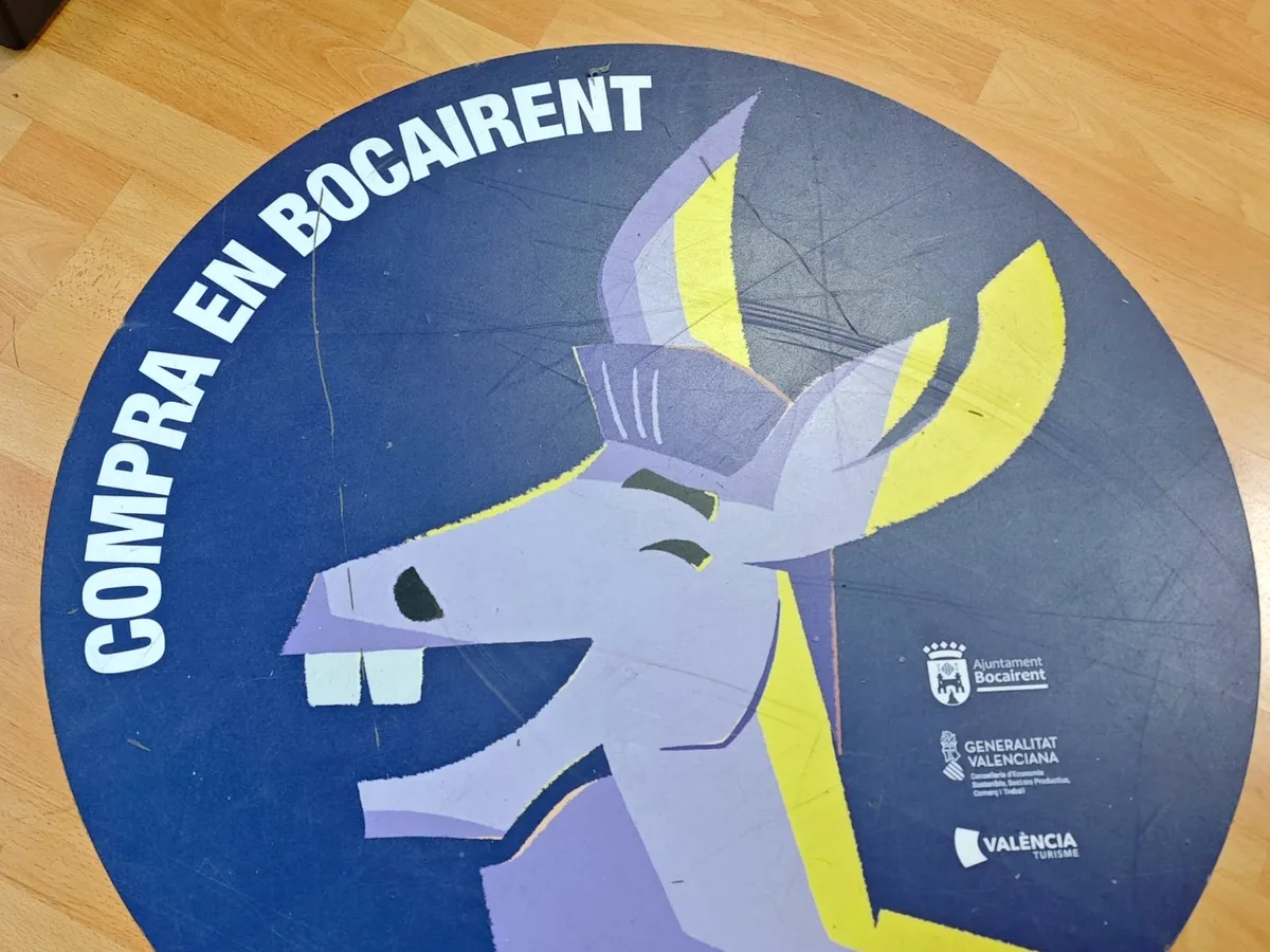Vinilo de suelo circular de la campaña Compra en Bocairent del Ajuntament