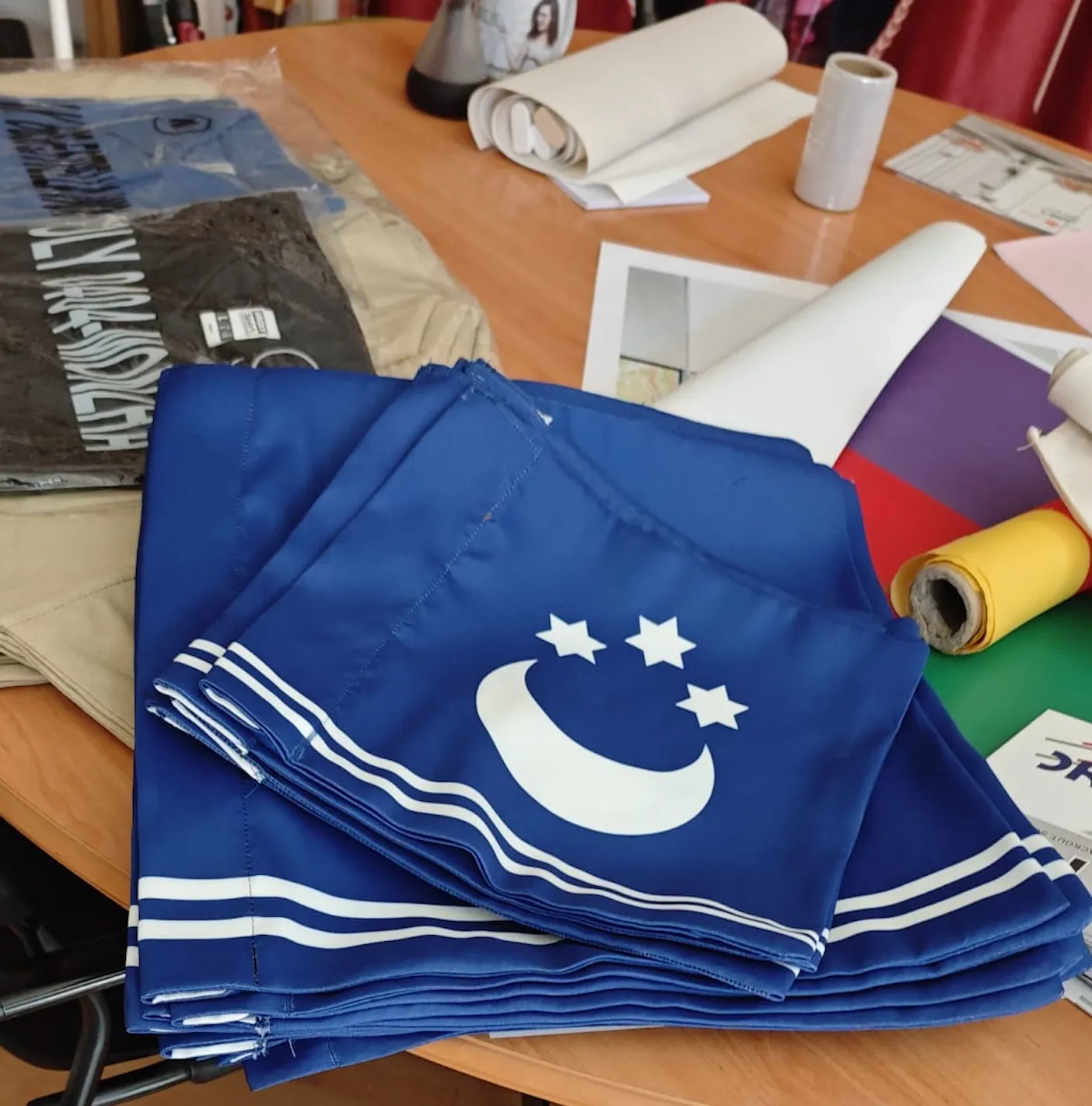 Banderas de comparsa de moros y cristianos con media luna y estrellas